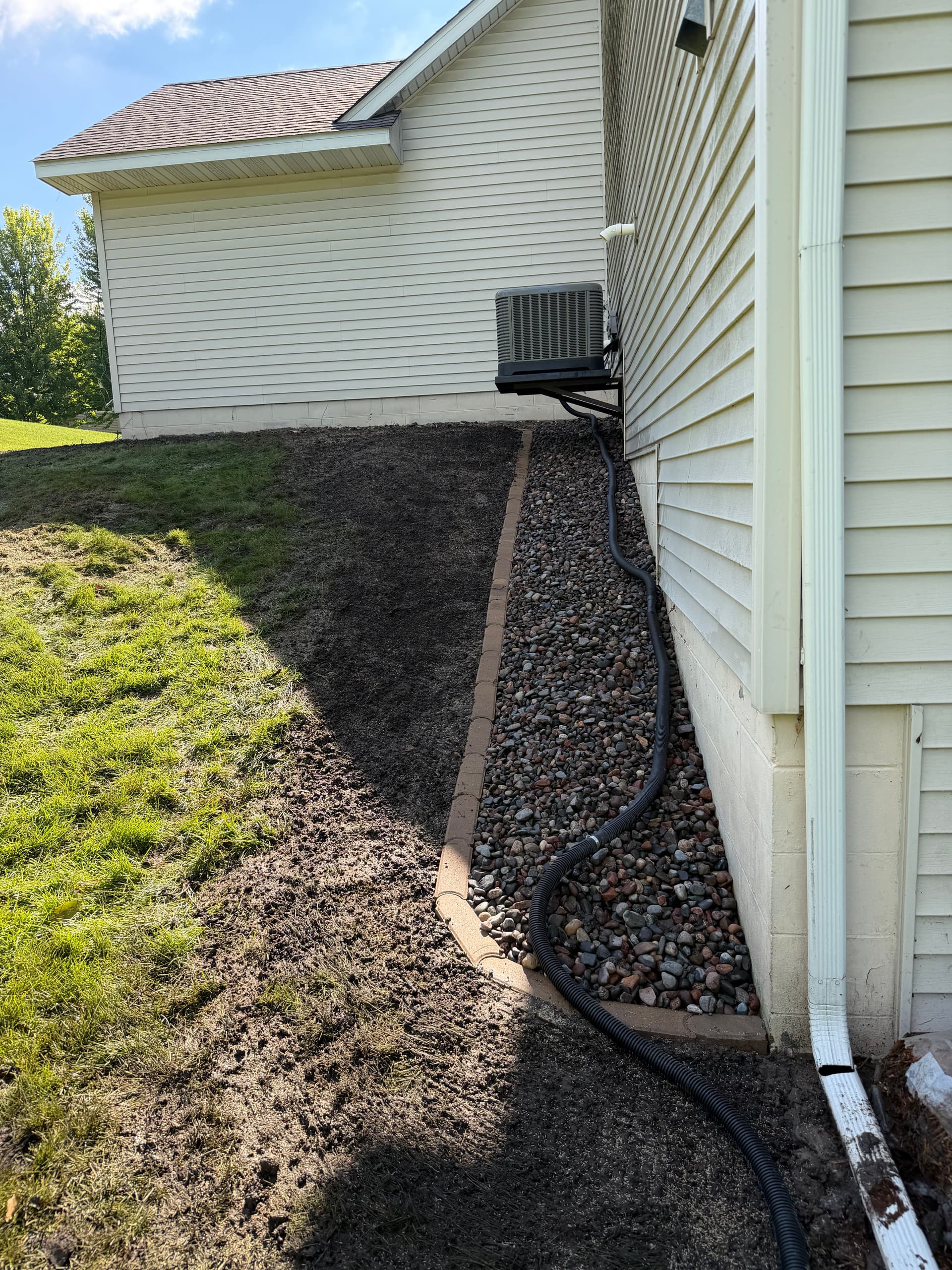 Gallery photos for Overgrown Beds Cleaned Out and Rebuilt for Low-Maintenance Living: Image #2