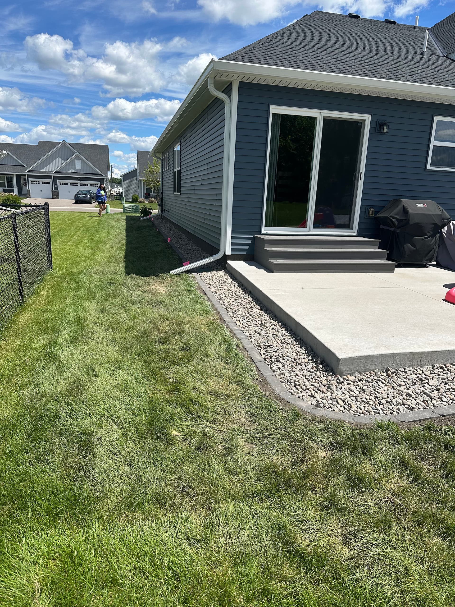 Gallery photos for Rock Bed Landscaping Install With Weed Barrier and Clean Edging: Image #8