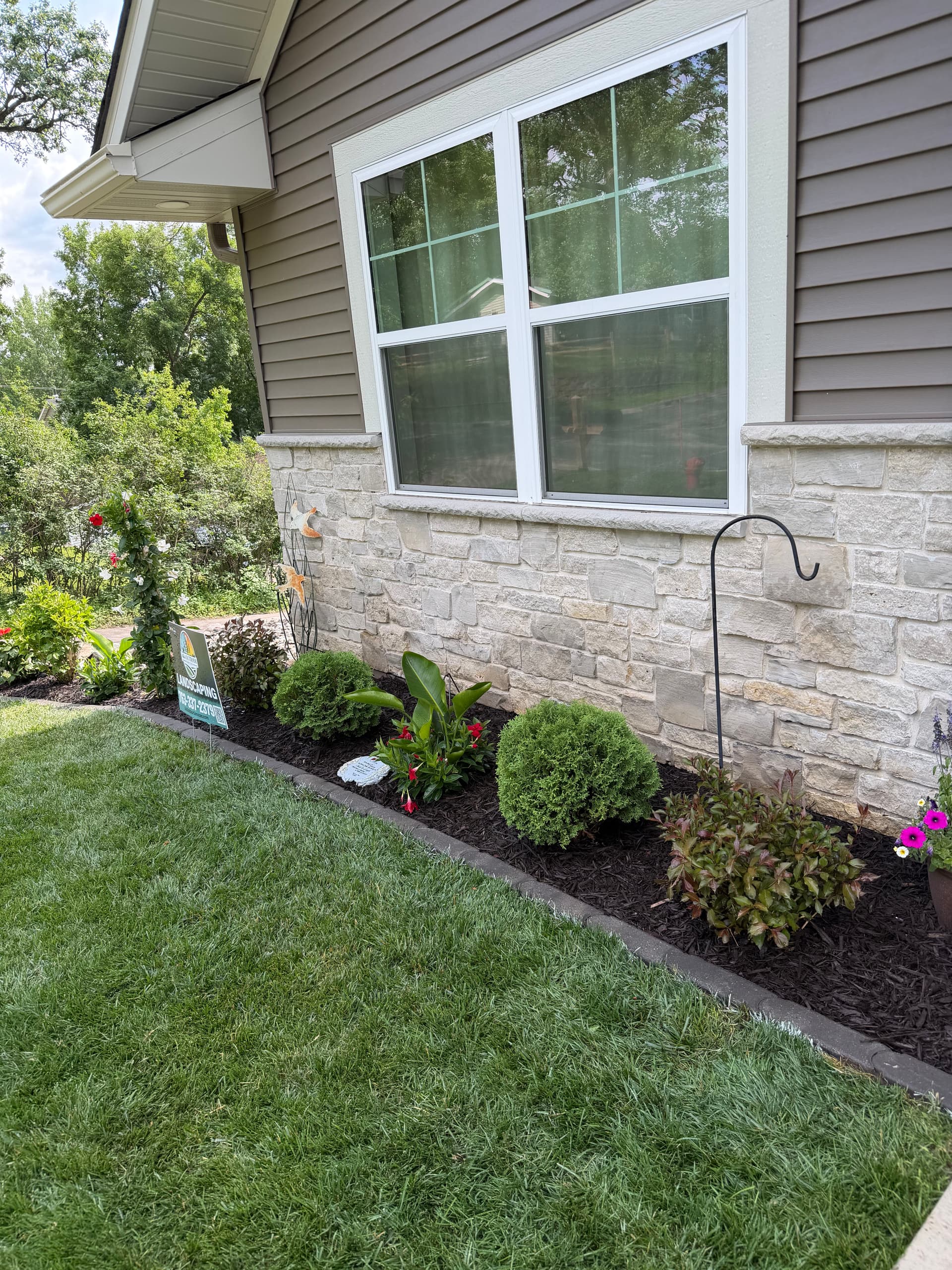 Gallery photos for A Father's Day Mulch and Edging Job Worth Celebrating: Image #2